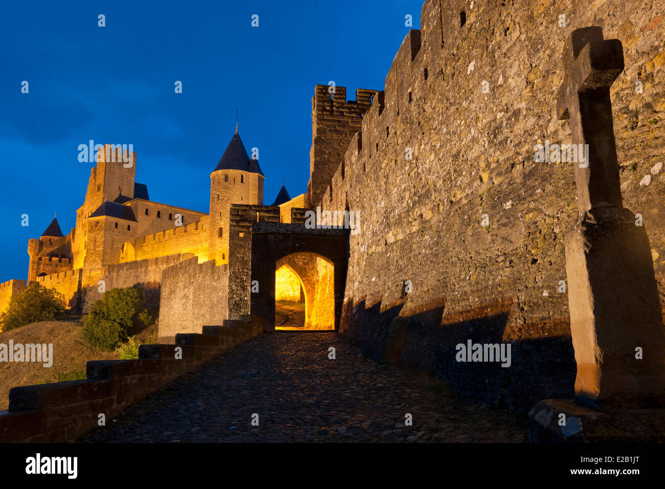 Frankreich, Aude, Carcassonne, mittelalterliche Stadt Weltkulturerbe der UNESCO, in die mittelalterliche Stadt durch die Porte d'Aude Stockfoto