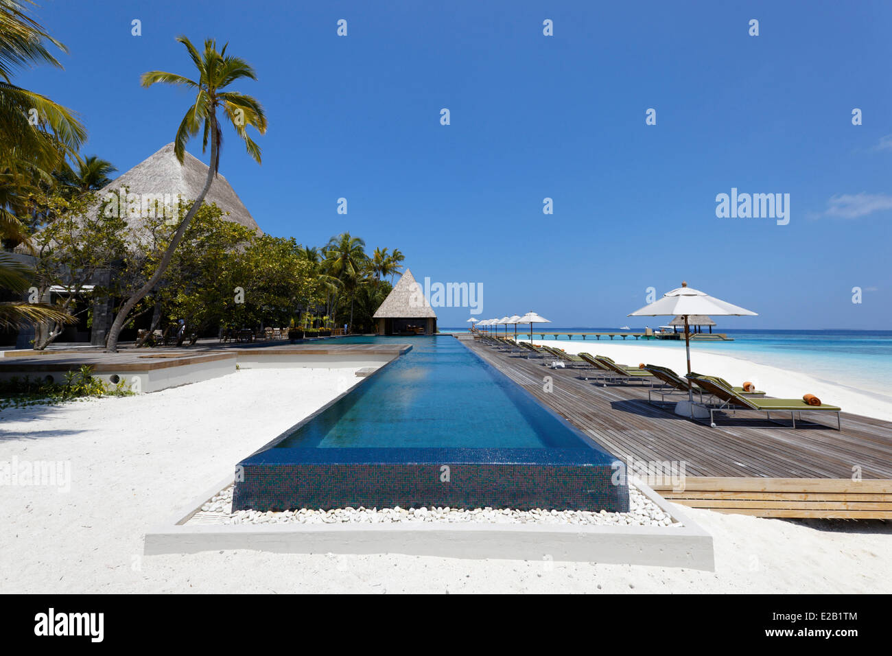 Malediven, Baa Atoll, Anantara Kihavah Villas Hotel, Schwimmbad Stockfoto