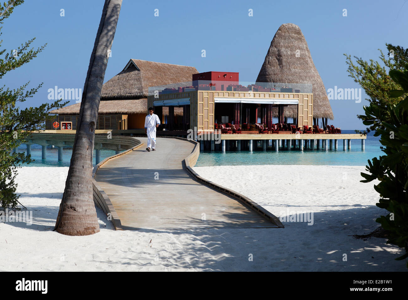 Malediven, Baa Atoll, Anantara Kihavah Villas Hotel, Bungalows auf Pfählen Stockfoto