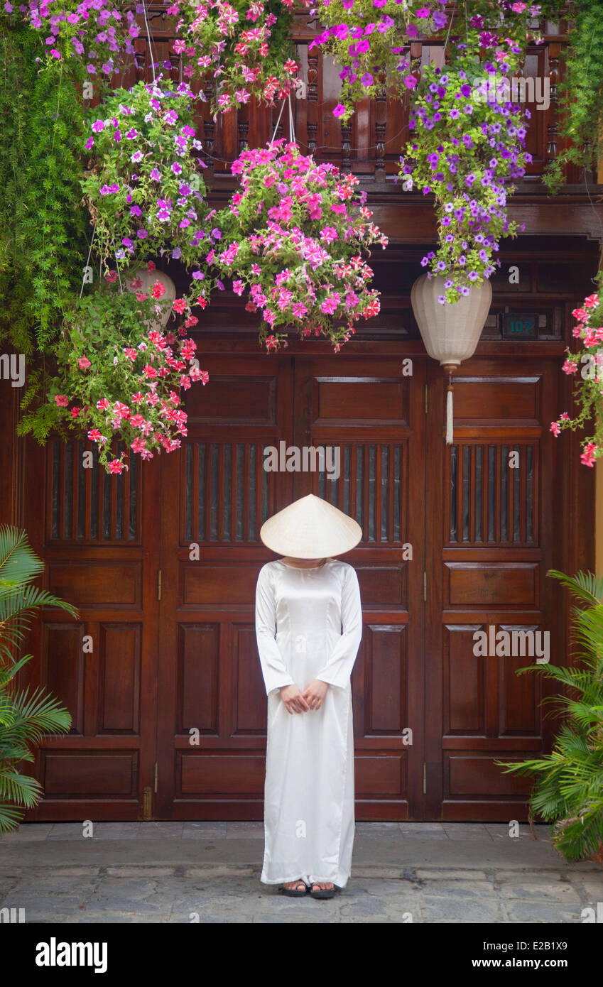 Frau trägt Ao Dai Kleid, Hoi an ein (UNESCO Weltkulturerbe), Quang Ham, Vietnam Stockfoto