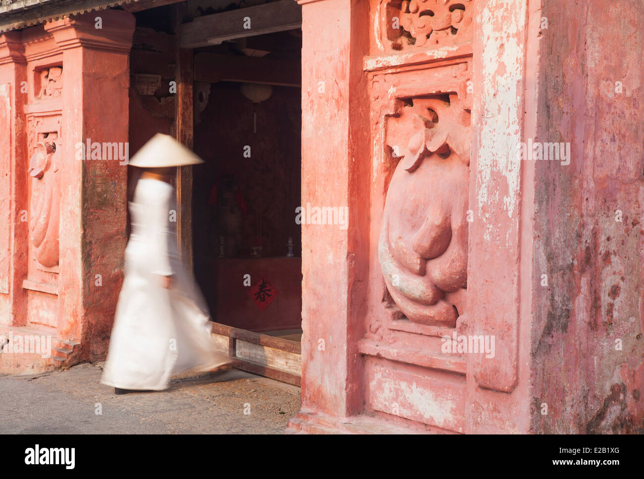 Frau trägt Ao Dai Kleid in Hoi an ein (UNESCO Weltkulturerbe), Quang Ham, japanische Brücke, Vietnam Stockfoto