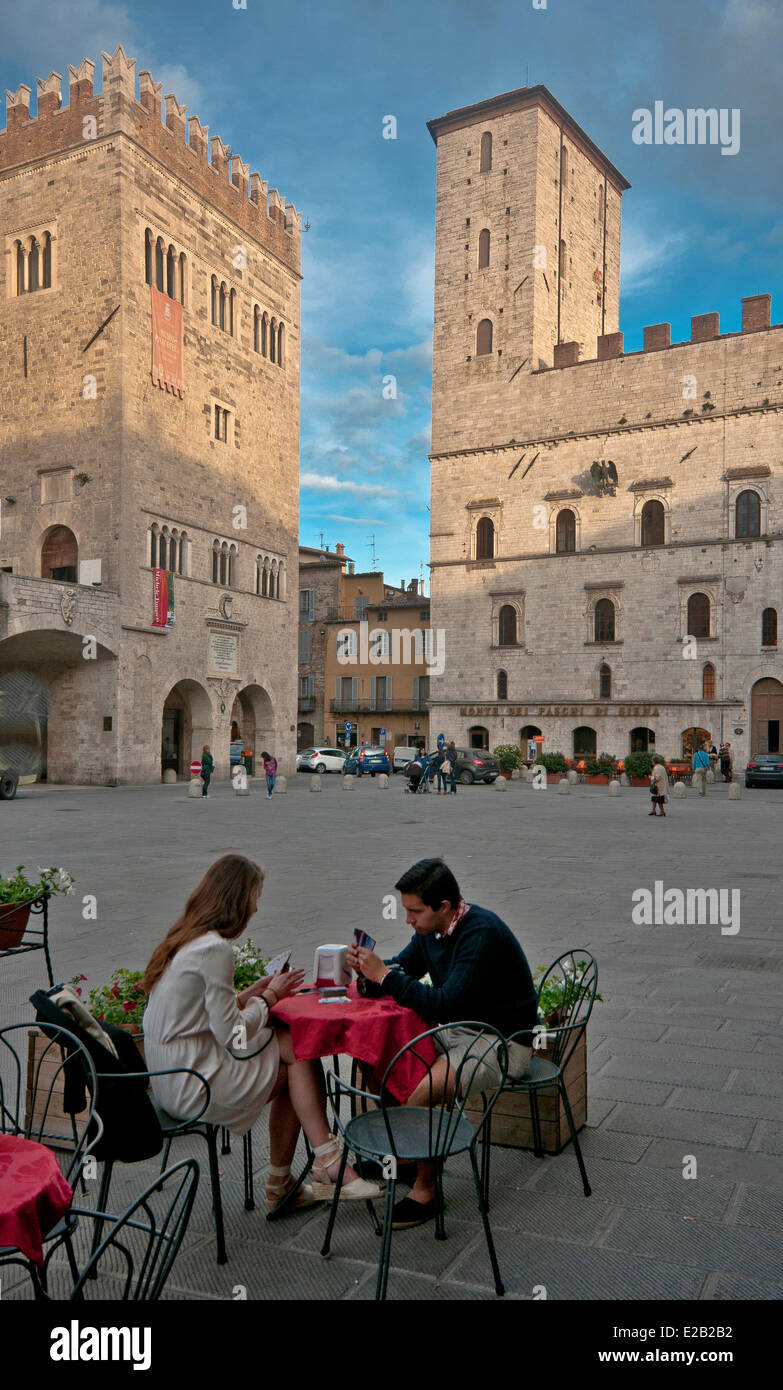Italien, Umbrien, Todi, Slow City, Piazza del Popolo Palazzo del Popolo auf der linken Seite, rechts Palazzo dei Priori Stockfoto