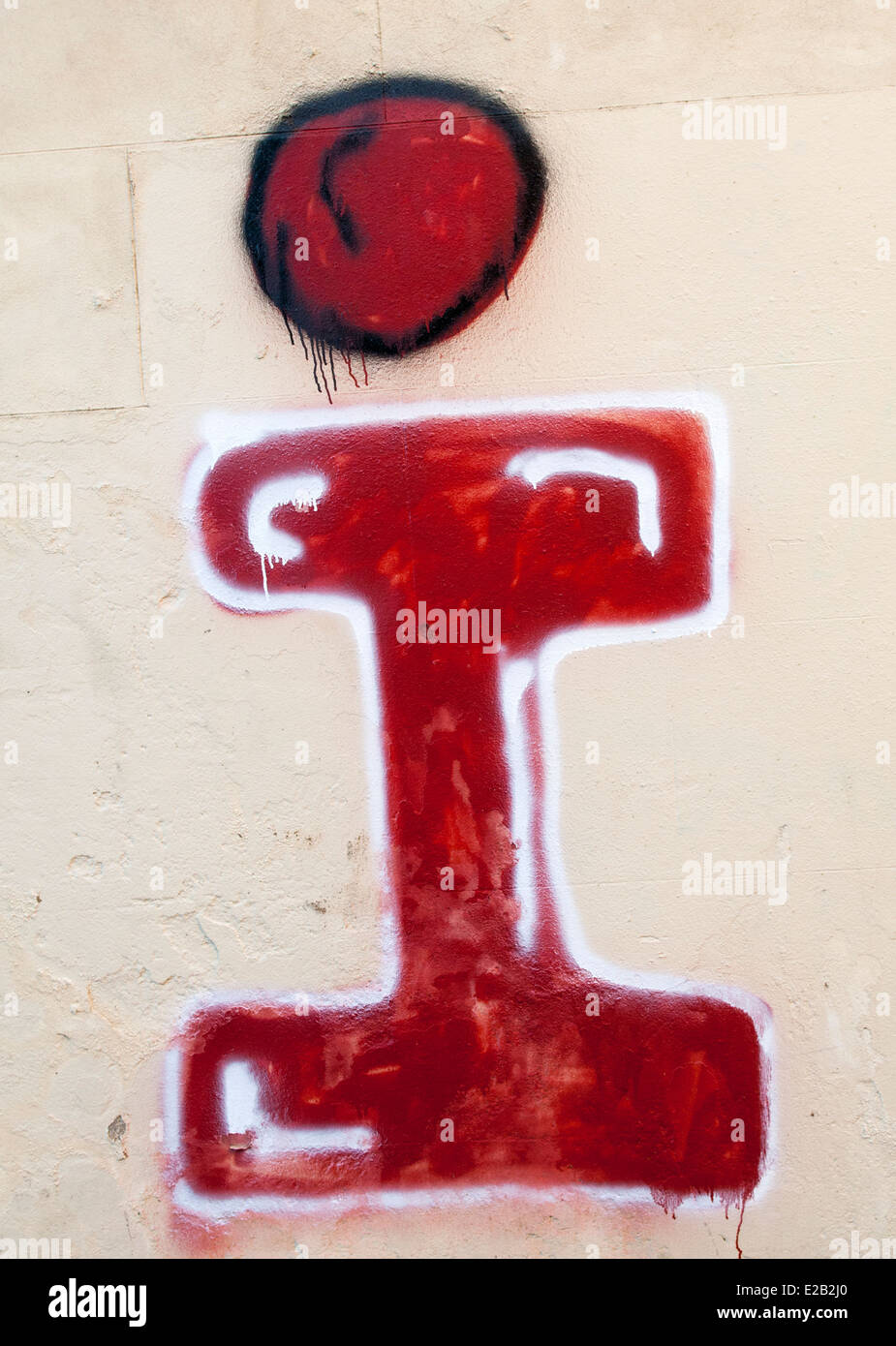 Nahaufnahme von einem roten 'I' in Graffiti an der Wand im Stadtzentrum von Nottingham, Nottinghamshire, England UK Stockfoto