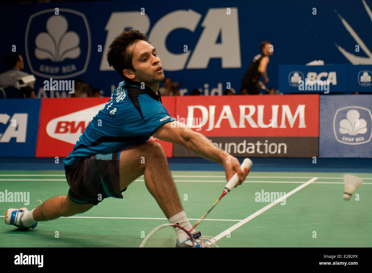 Jakarta, Indonesien. 18. Juni 2014. Parupalli Kashyap Indiens gibt den Federball, Kenichi Tago Japans während Runde 1 des BCA Indonesien Open 2014 im Istora Senayan Jakarta, Indonesien, 18. Juni 2014 zurück. Kenichi Tago gewann 2: 1. Bildnachweis: Veri Sanovri/Xinhua/Alamy Live-Nachrichten Stockfoto