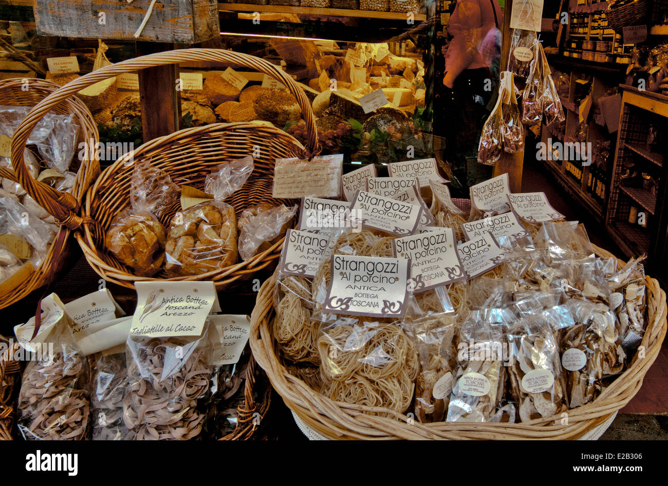 Italien, Toskana, Arezzo, alten regionalen Lebensmitteln (Olivenöl, Pilze, getrocknete Früchte, Würste) Stockfoto
