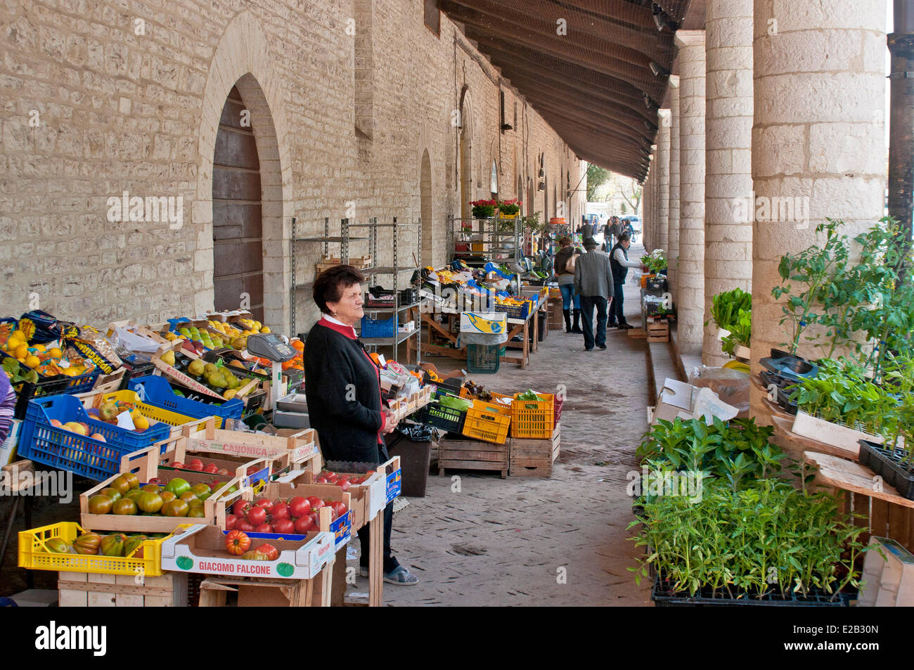Italien, Umbrien, Gubbio, ein kleiner Markt unter den Bögen der Loggia dei Tiratori Stockfoto