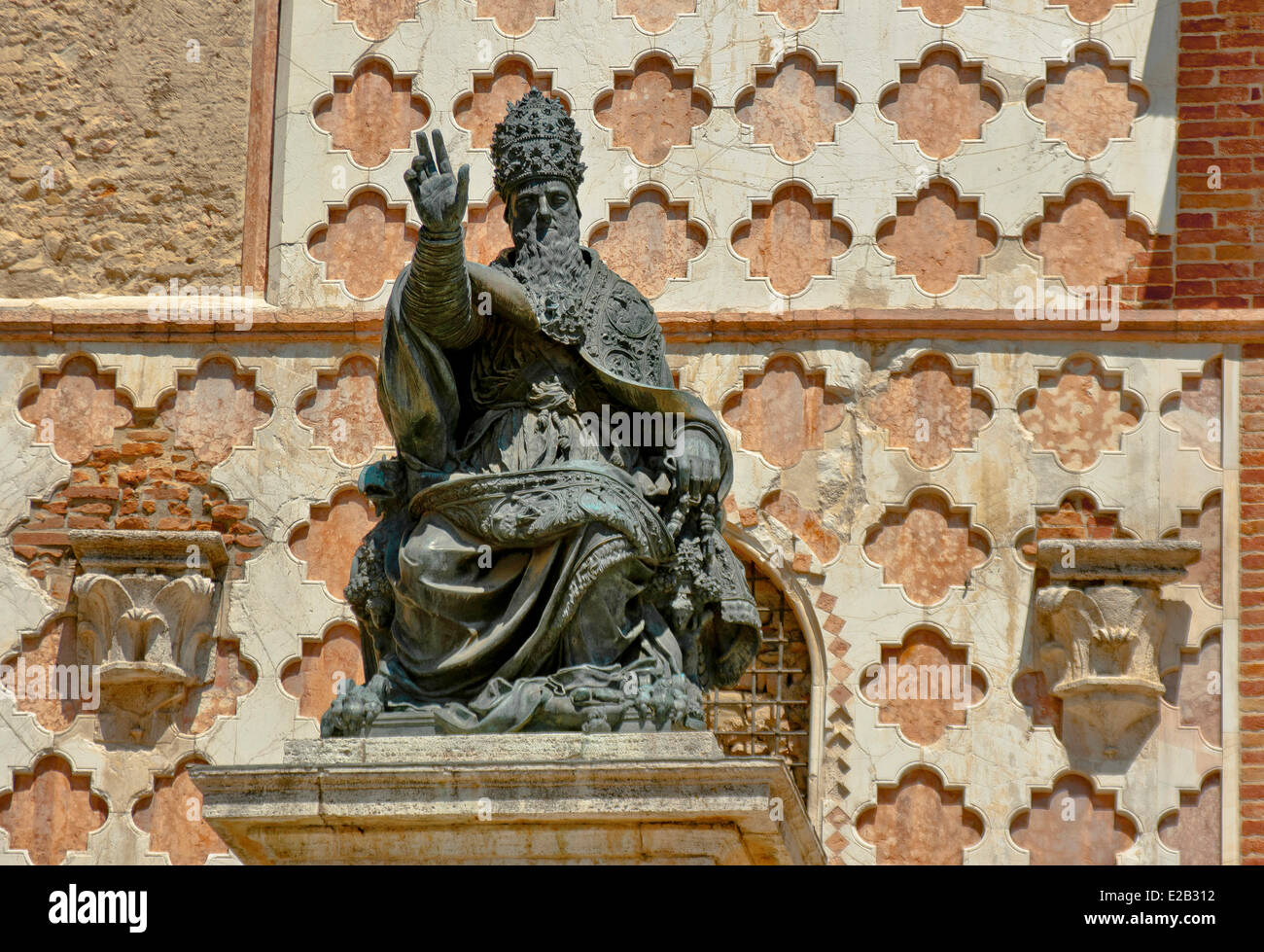 Italien, Umbrien, Perugia, Piazza IV Novembre, Statue von Papst Julius III. Stockfoto