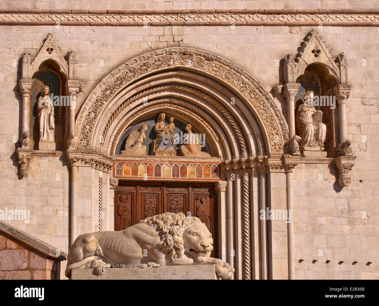 Italien, Umbrien, Norcia, Basilika San Benedetto, das Portal des 14. Jahrhunderts und Statuen von St. Scholastica Stockfoto