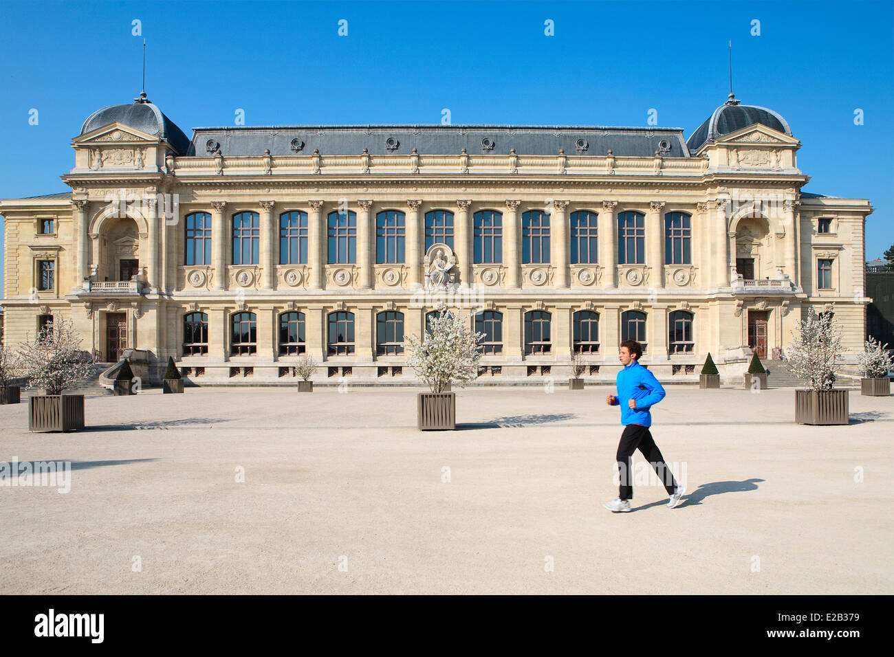 Frankreich, Paris, Jogger vor die große Galerie der Evolution im Jardin des Plantes (Botanischer Garten) Stockfoto