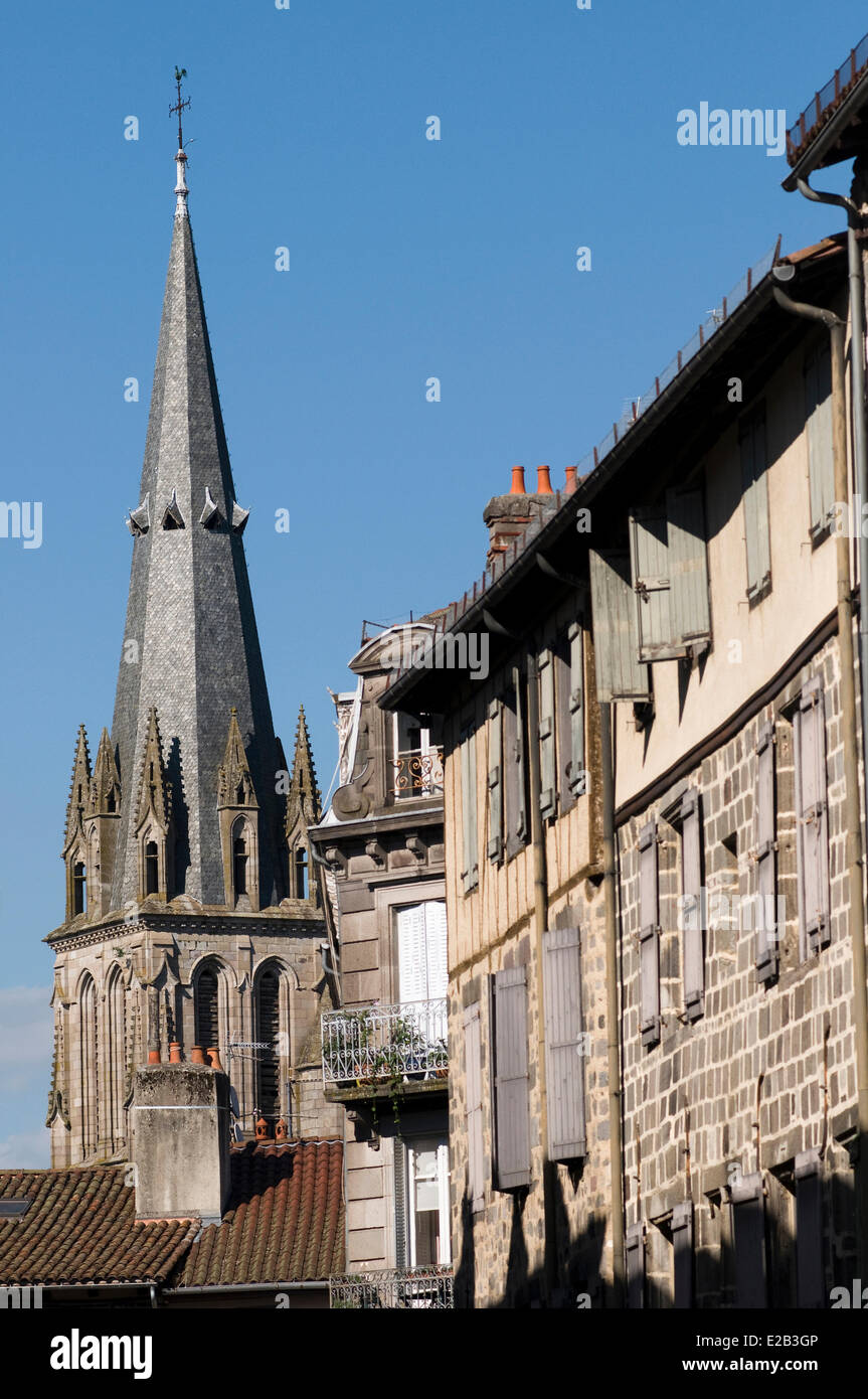 Frankreich, Cantal, Aurillac, Kirchturm und Fassaden der Häuser Stockfoto
