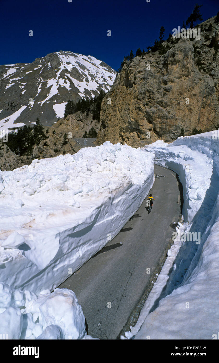 Frankreich, Hautes Alpes, dem Ort der Casse Deserte am Col de Einleitung, Tor des Bereichs Queyras, Radfahrer unter den Winter Stockfoto