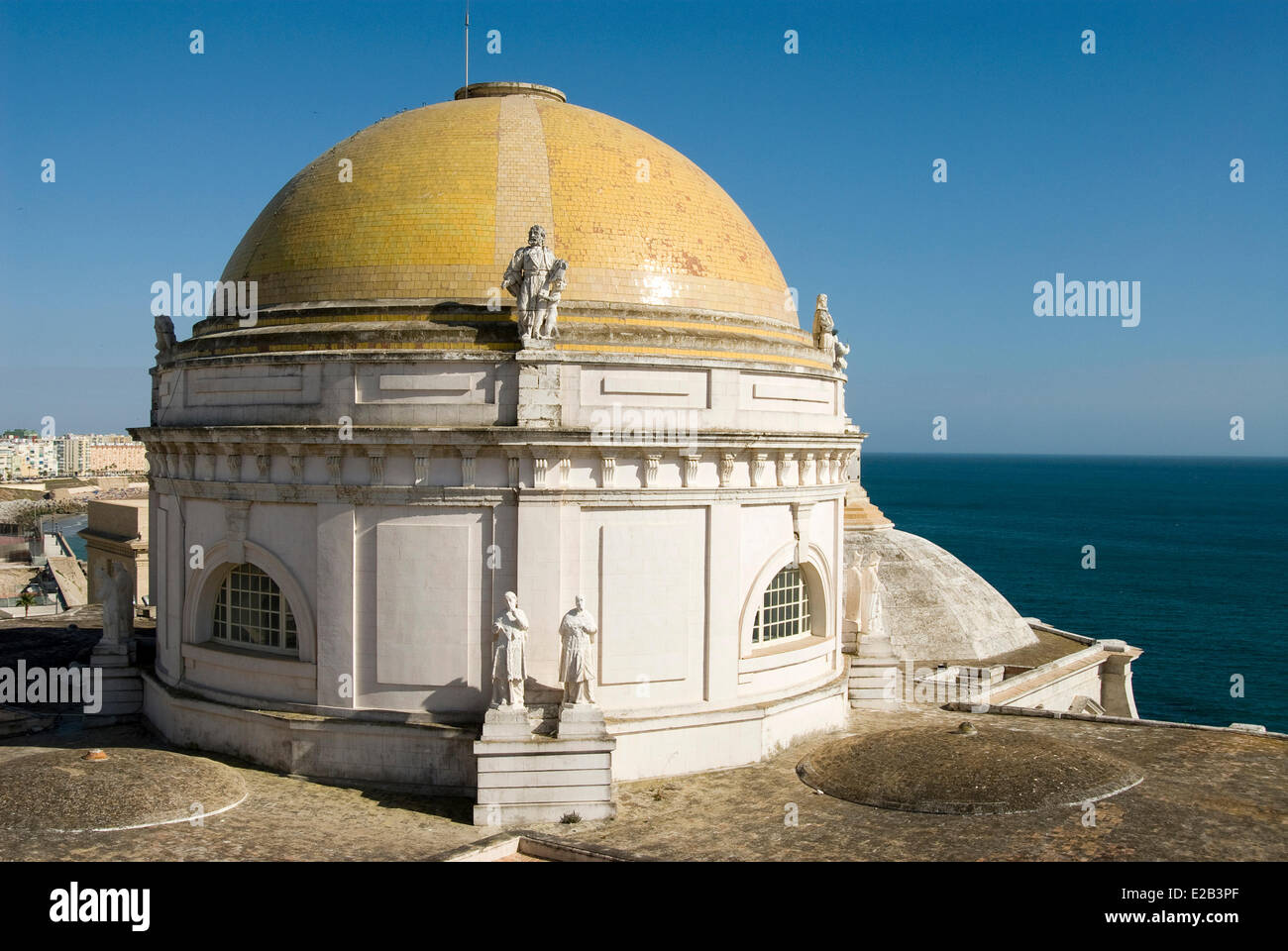 Dom, mit Blick auf die Uferpromenade der Stadt und den Atlantik, Cádiz, Andalusien, Spanien Stockfoto
