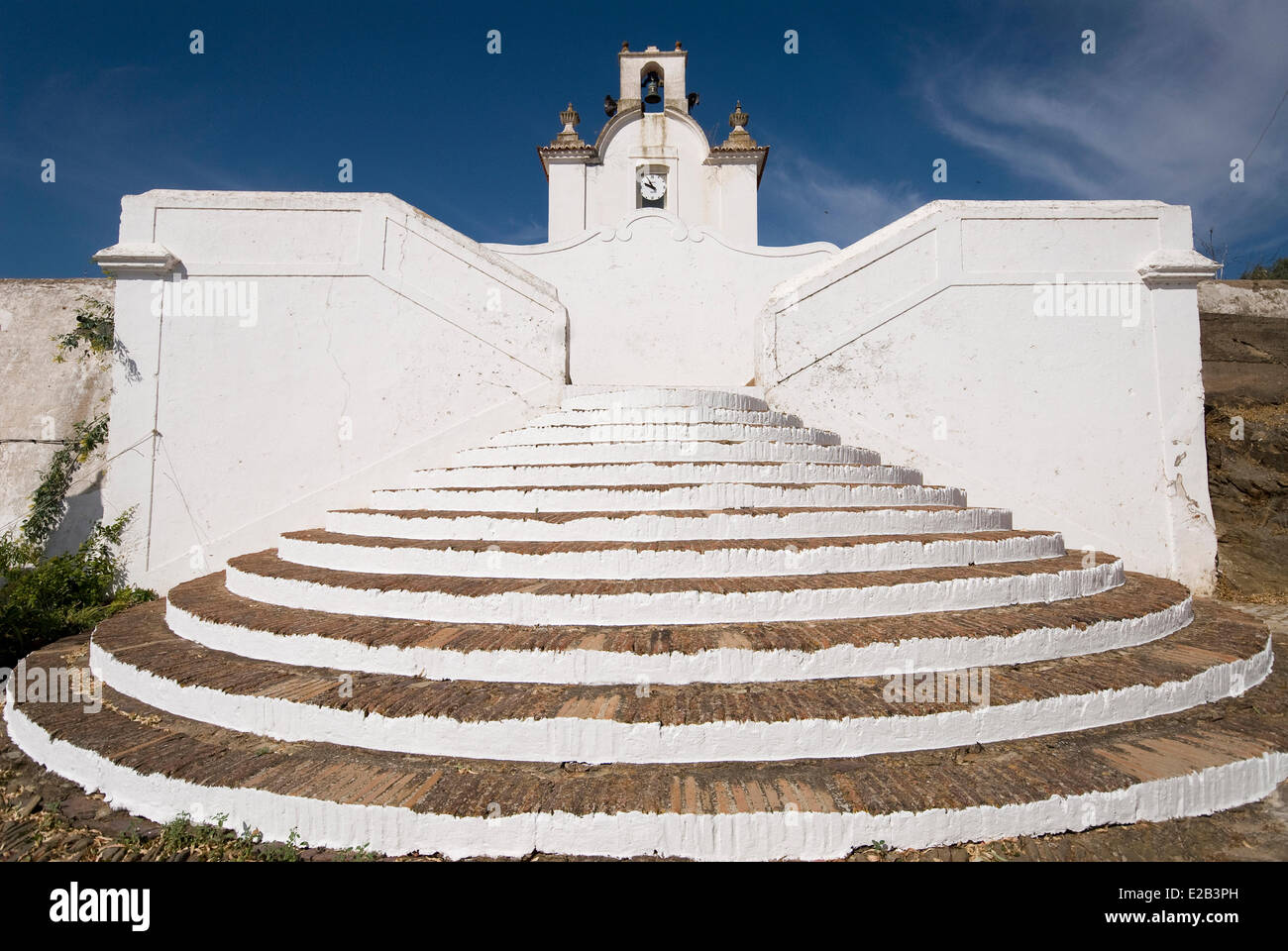 Portugal, Algarve, Alcoutim, Steintreppe weiße Kirche im Dorf Stockfoto