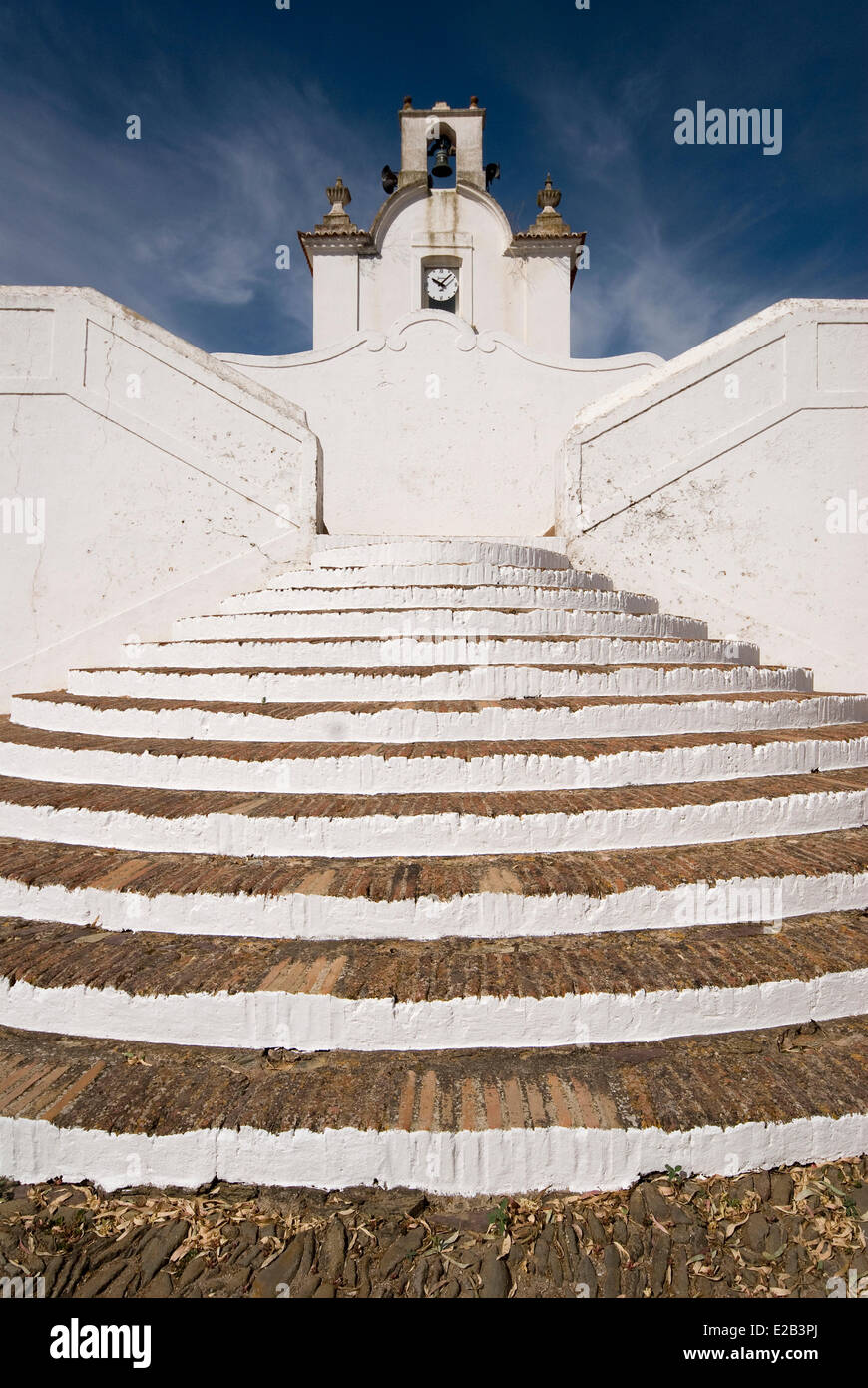 Portugal, Algarve, Alcoutim, Steintreppe weiße Kirche im Dorf Stockfoto