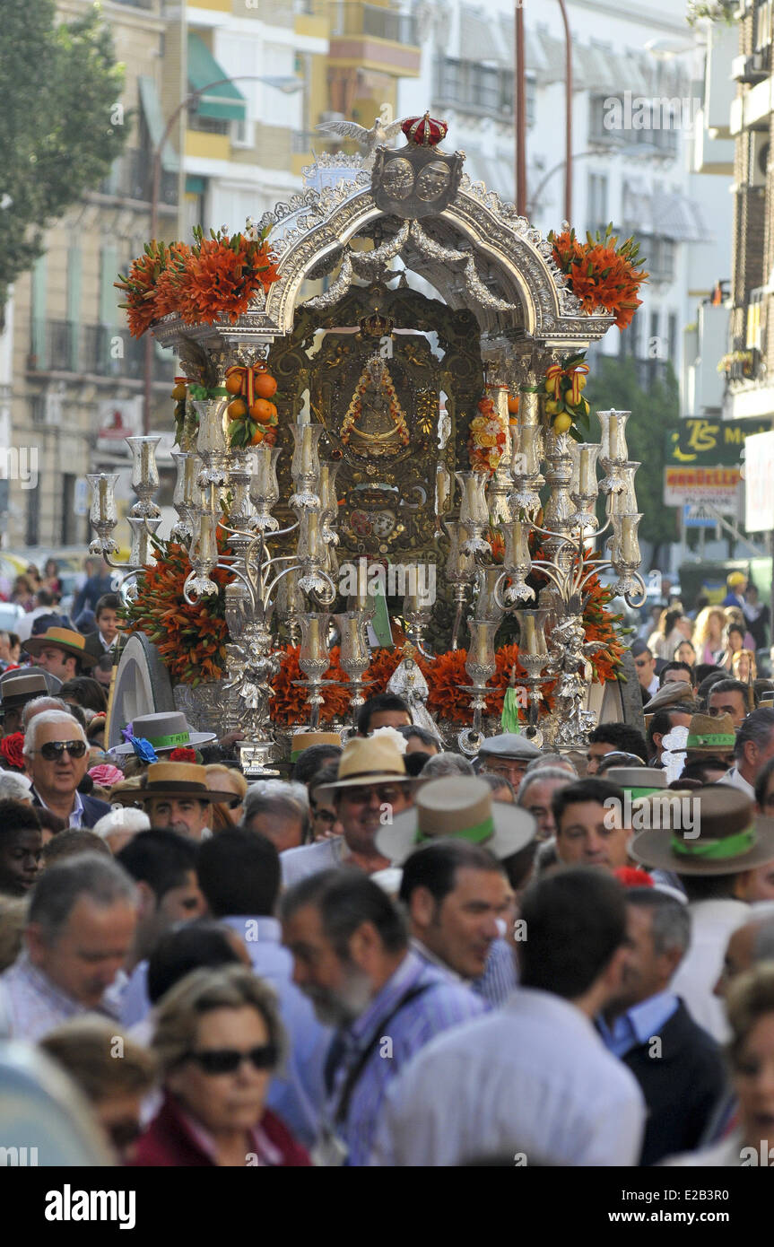 Spanien, Andalusien, Sevilla, Triana, die Abfahrt von der Bruderschaft Hacia Rocio Wallfahrt nach El Rocio, Spaniens größte, Menschenmenge Stockfoto