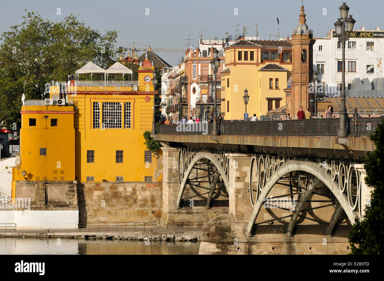 Spanien, Andalusien, Triana, Brücke des Flusses Guadalquivir und Brücke Königin Isabella II auch genannt Triana-Brücke Stockfoto