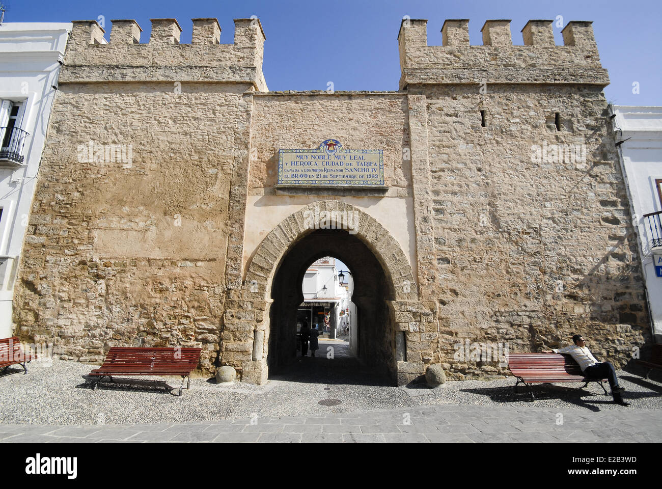 Spanien, Andalusien, Costa De La Luz, Tarifa, Jerez Tür am Eingang der Altstadt, die Reste der Befestigungsanlagen Stockfoto