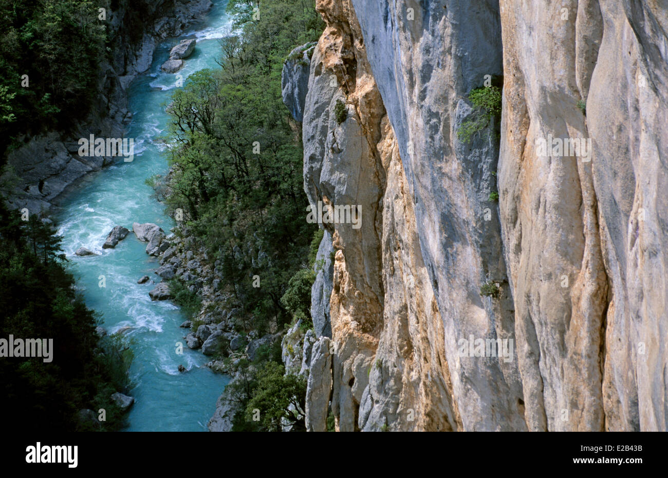 Frankreich, Alpes de Hautes Provence, Gorges du Verdon, La Palud Sur Verdon, Fluss Verdon und Escales Klippen Stockfoto