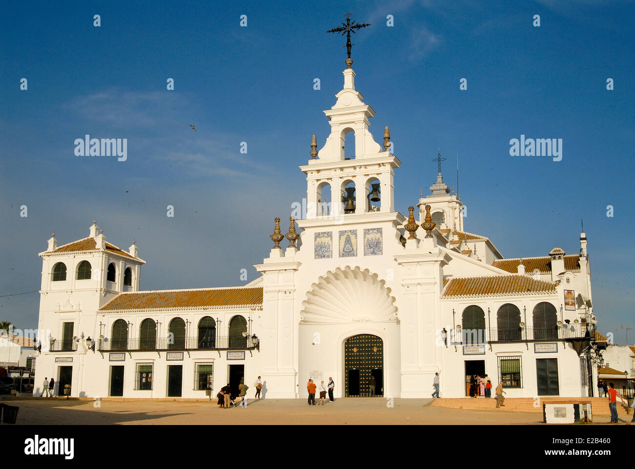 Spanien, Andalusien, El Rocio, Donana Nationalpark, Weltkulturerbe der UNESCO, Kirche bei Sonnenuntergang Stockfoto