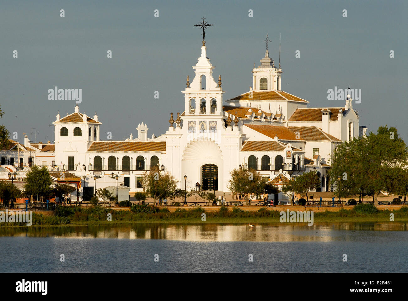 Spanien, Andalusien, El Rocio, Donana Nationalpark, Weltkulturerbe der UNESCO, Kirche bei Sonnenuntergang Stockfoto