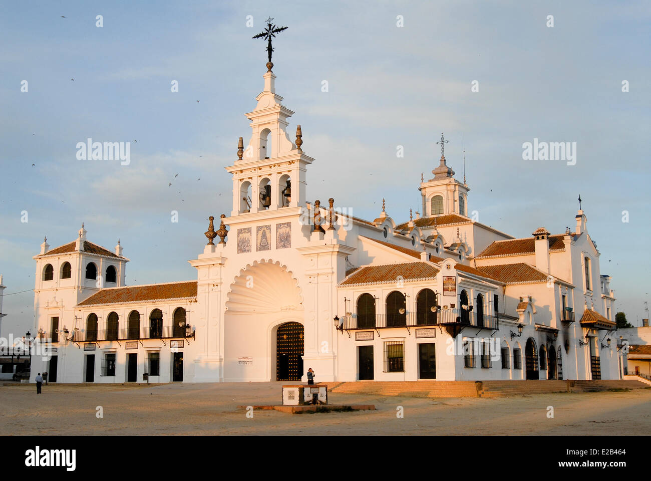 Spanien, Andalusien, El Rocio, Donana Nationalpark, Weltkulturerbe der UNESCO, Kirche bei Sonnenuntergang Stockfoto