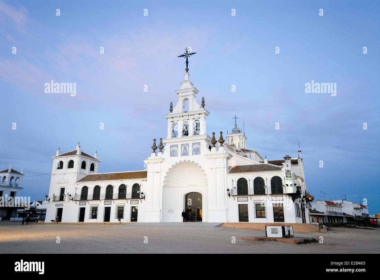 Spanien, Andalusien, El Rocio, Donana Nationalpark, aufgeführt als Weltkulturerbe der UNESCO, Kirche in der Abenddämmerung Stockfoto