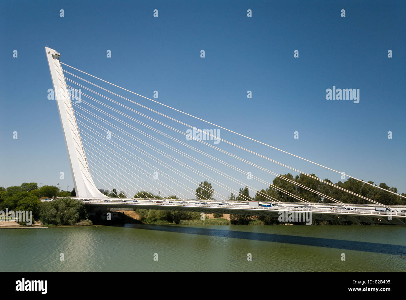 Spanien, Andalusien, Sevilla, Fluss Guadalquivir und die Alamillo-Brücke von Santiago Calatrava erbaut für die internationale Stockfoto