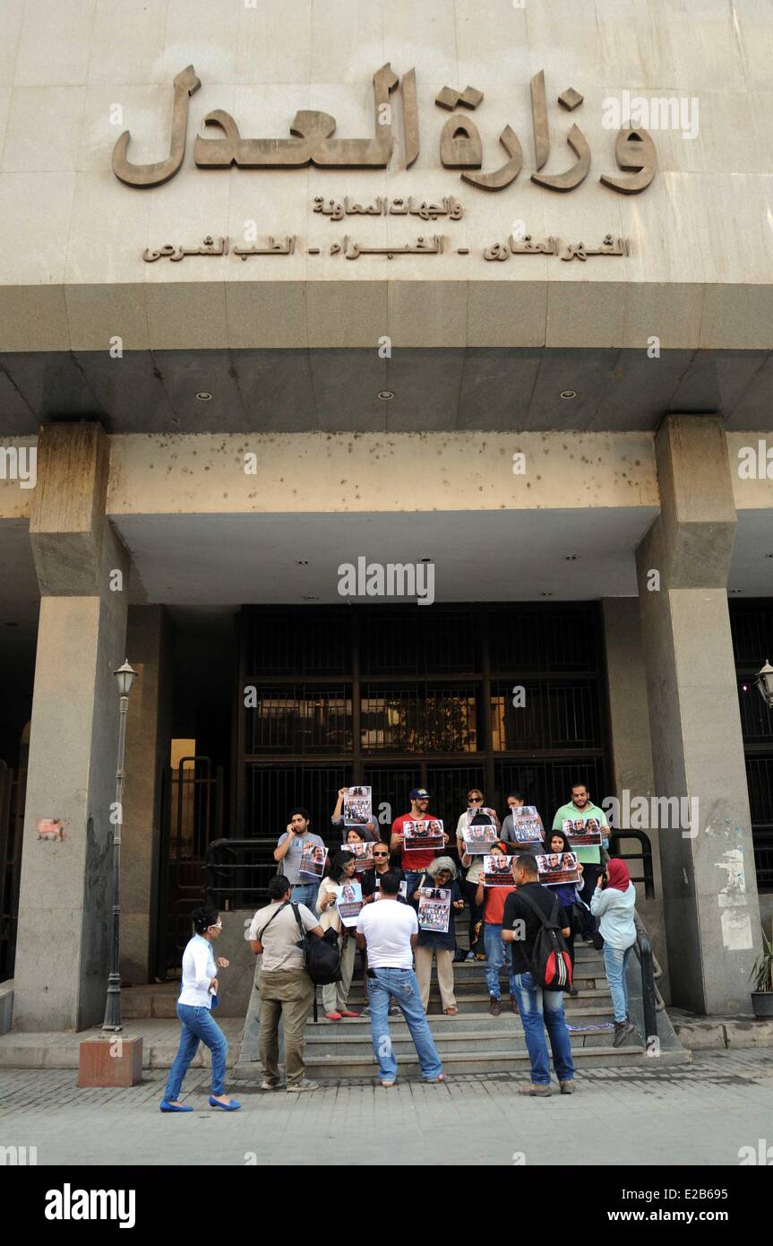 15. Juni 2014 - Kairo, Ägypten - A Stand für einige Actvist vor Minstry Of Justice fordern Freiheit für Alaa Abd El Fatah. Eine ägyptische Gericht überliefert eine Gefängnisstrafe von 15 Jahren, die prominente pro-Demokratie Aktivist Alaa Abdel-Fattah am 11. Juni unter dem Vorwurf einen nicht autorisierten Protest zu organisieren. Es war der letzte solche Überzeugung für ein Pro-Demokratie-Aktivist, der prominente in dem 2011 Sturz des ehemaligen Präsidenten Hosni Mubarak gewesen war. Abdel-Fattah war auch ein Polizist angreifen und stehlen seine Walkie-talkie angeklagt; Anstiftung zu Aufruhr und öffentliches Eigentum zu beschädigen, während einer Protestaktion He Sta Stockfoto