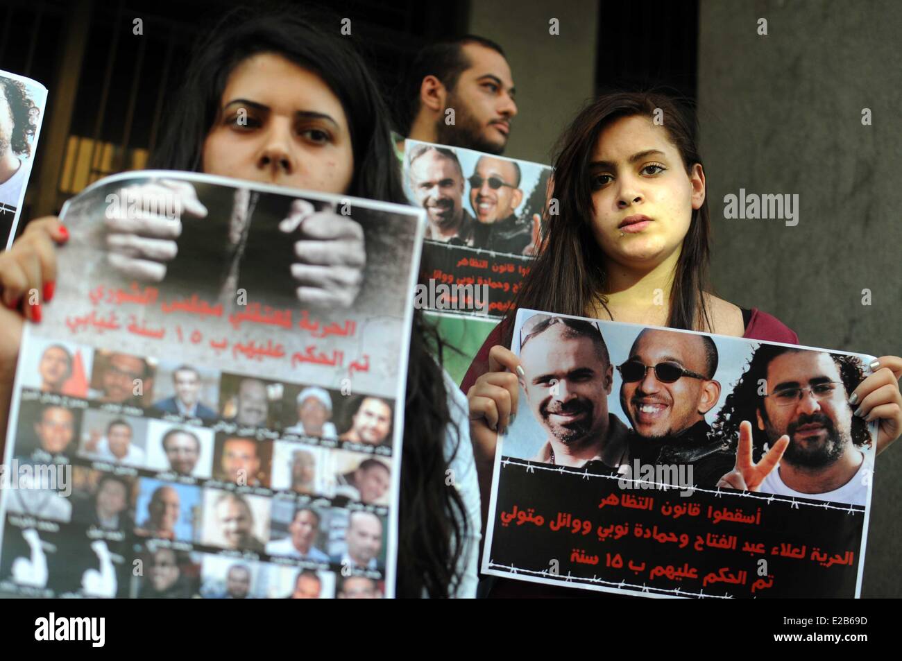 14. Juni 2014 - Kairo, Ägypten - A Stand für einige Actvist vor Minstry Of Justice fordern Freiheit für Alaa Abd El Fatah. Eine ägyptische Gericht überliefert eine Gefängnisstrafe von 15 Jahren, die prominente pro-Demokratie Aktivist Alaa Abdel-Fattah am 11. Juni unter dem Vorwurf einen nicht autorisierten Protest zu organisieren. Es war der letzte solche Überzeugung für ein Pro-Demokratie-Aktivist, der prominente in dem 2011 Sturz des ehemaligen Präsidenten Hosni Mubarak gewesen war. Abdel-Fattah war auch ein Polizist angreifen und stehlen seine Walkie-talkie angeklagt; Anstiftung zu Aufruhr und öffentliches Eigentum zu beschädigen, während einer Protestaktion He Sta Stockfoto