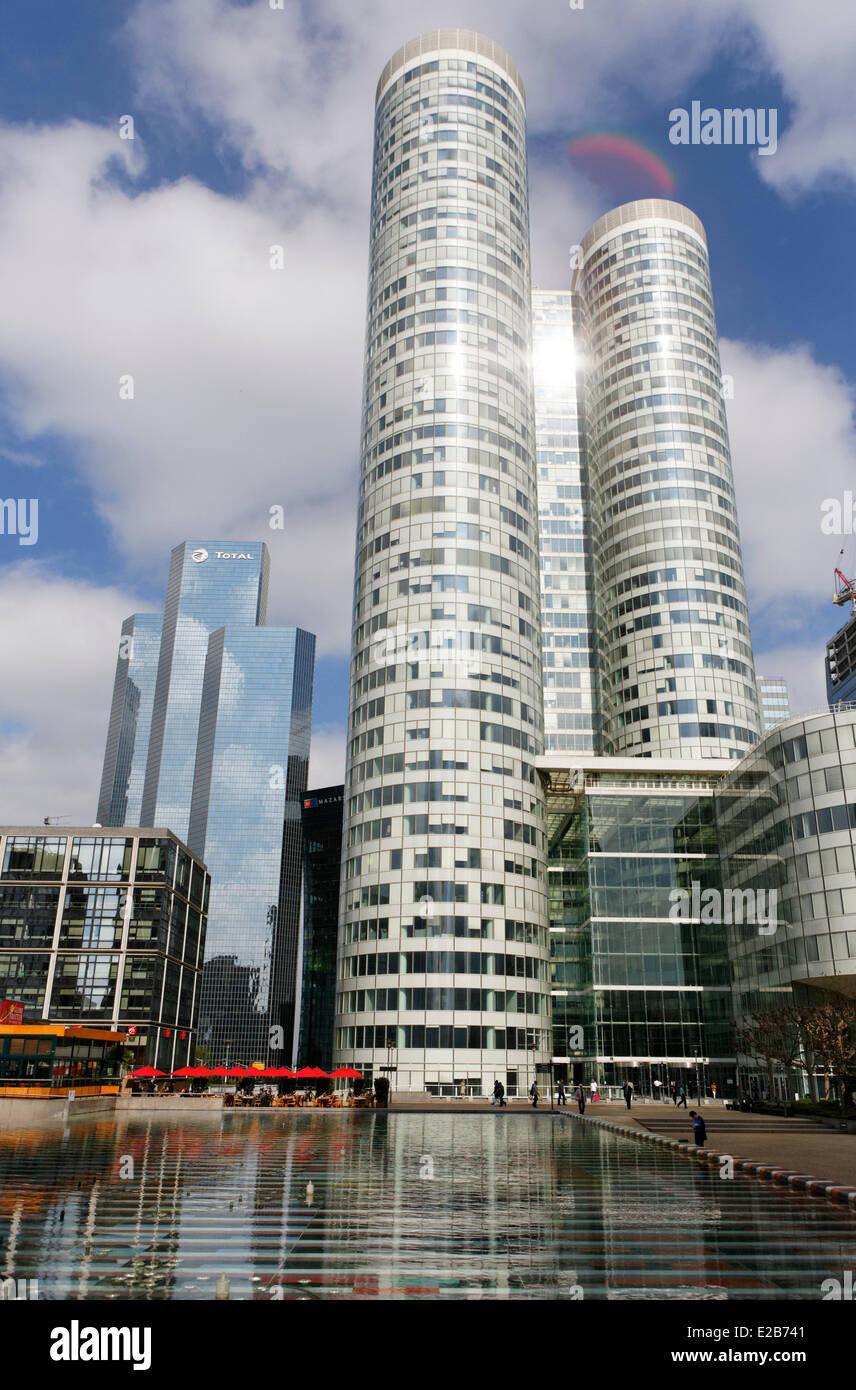 Frankreich, Hauts-de-Seine, La Défense, Coeur Wehrtürme vom Architekten Jean Paul Viguier, und insgesamt Turm und La Fontaine durch Stockfoto