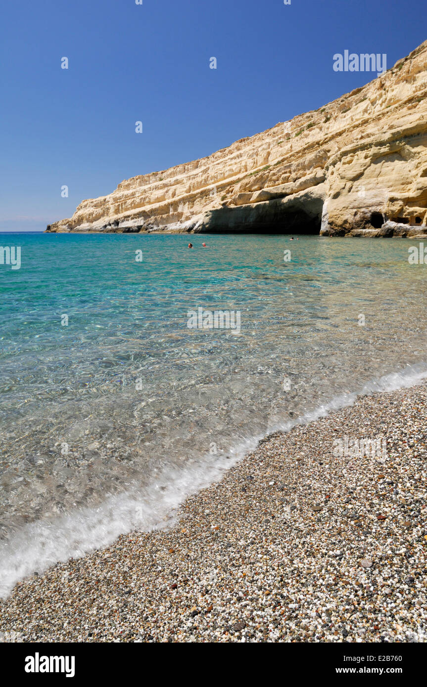 Griechenland, Kreta, Matala, Klippenspringen ins türkisfarbene Wasser Stockfoto