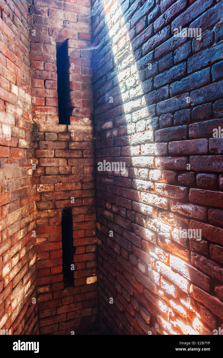 Eine Welle von Sonnenlicht beleuchtet das Mauerwerk in den Lagerraum für Schießpulver in der historischen Fort Totten Wasser Batterie Stockfoto