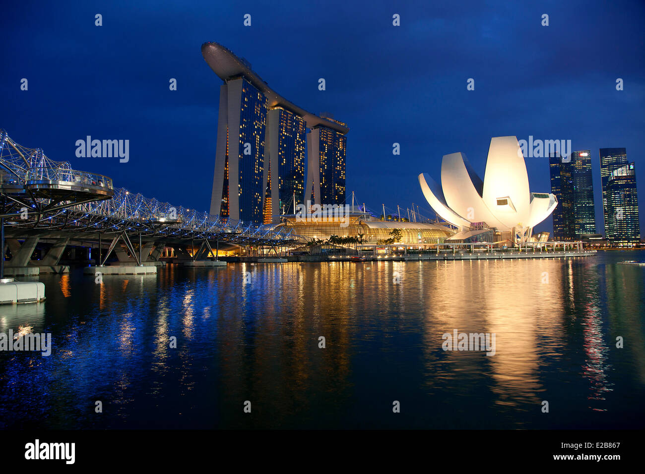 Singapur, Marina Bay, Helix-Brücke (links) und Marina Bay Sands eröffnet im Jahr 2010 mit dem Kunstmuseum Wissenschaft in Form von einem Stockfoto
