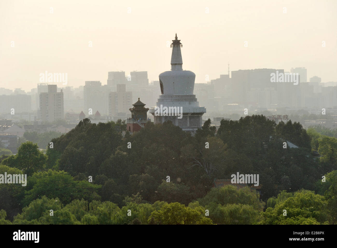 China, Peking, Innenstadt, Qiong Hua Insel im Beihai-Park, Weiße Dagoba Stockfoto