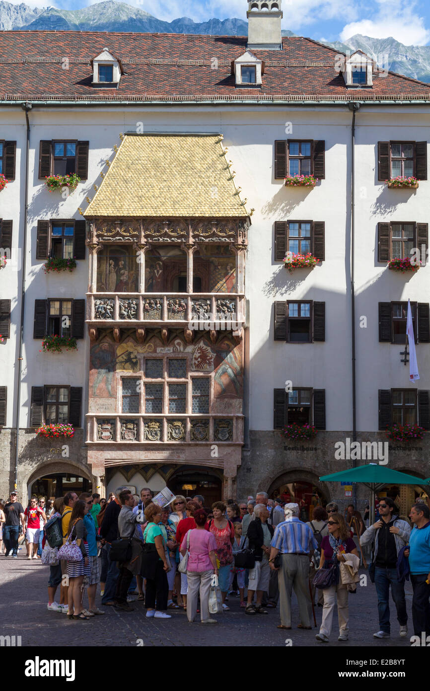 Österreich, Tirol, Innsbruck, Fassade des kleinen Goldenen Dachl (Goldenes Dachl) im Jahre 1420 mit 2657 Kupfer Schindeln vergoldet bedeckt baut Stockfoto