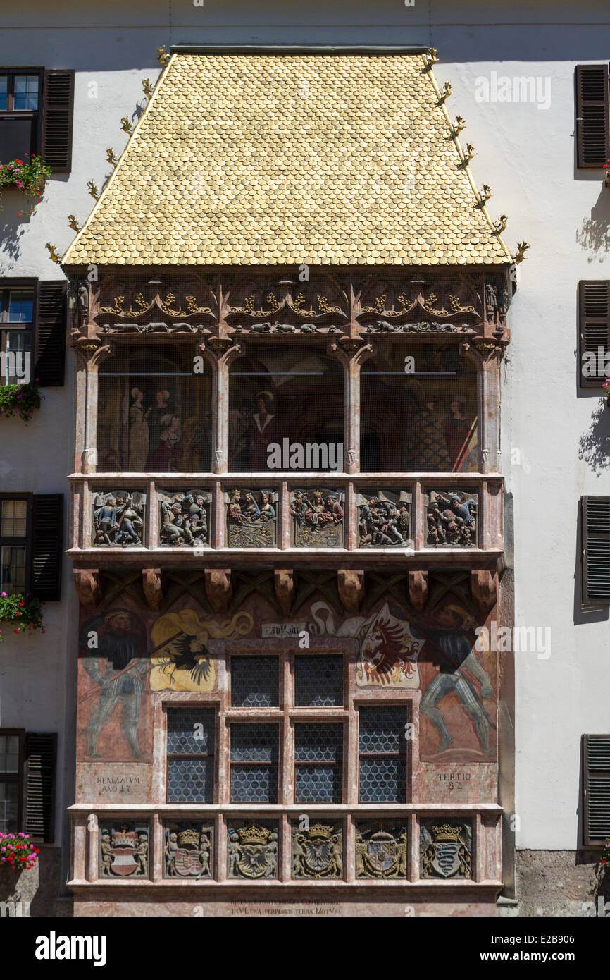 Österreich, Tirol, Innsbruck, Fassade des kleinen Goldenen Dachl (Goldenes Dachl) im Jahre 1420 mit 2657 Kupfer Schindeln vergoldet bedeckt baut Stockfoto