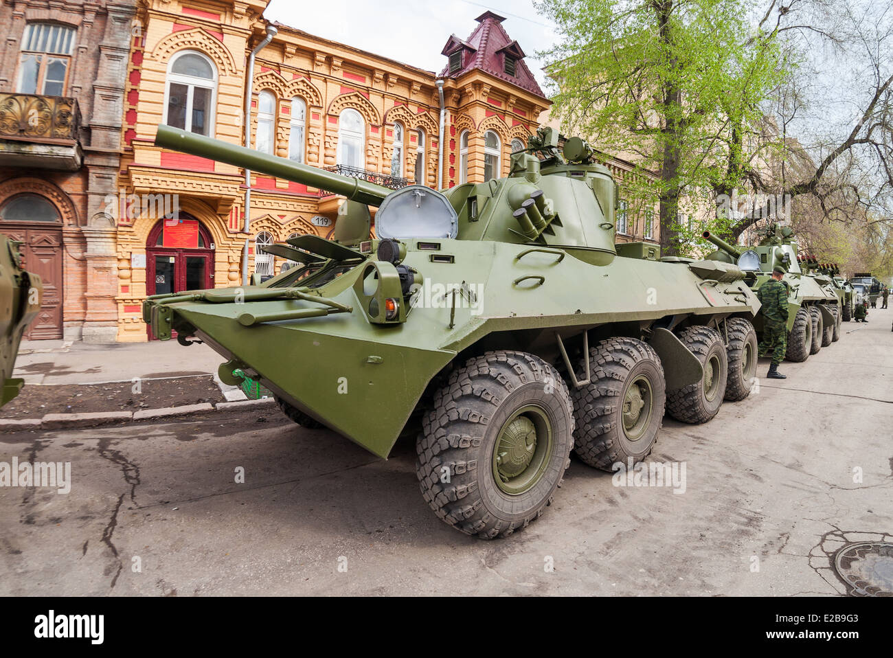 2 s 23 Nona-SVK 120mm selbstfahrende Mörtel Träger auf Rädern Chassis des BTR-80 Stockfoto