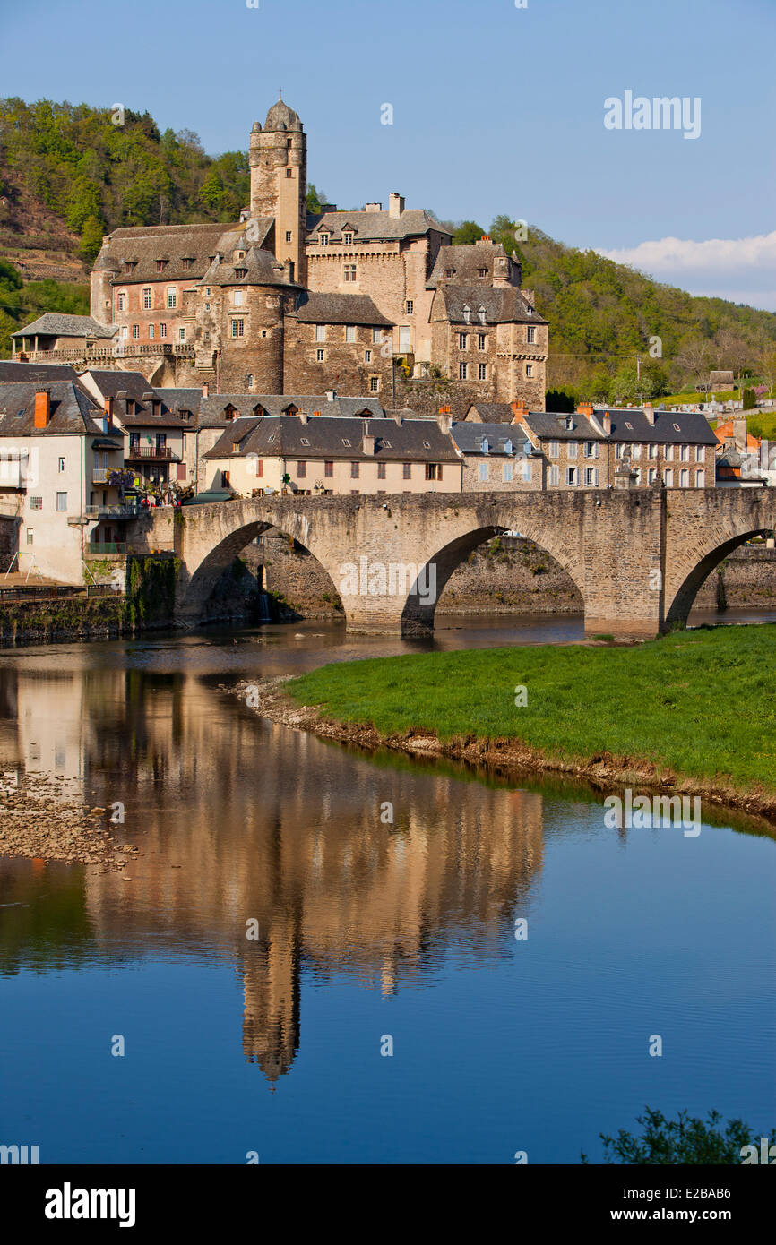 Frankreich, Aveyron, Lot-Tal, Estaing, beschriftete Les Plus Beaux Dörfer de France (schönste Dörfer Frankreichs), ein Anschlag auf el Camino de Santiago, als Weltkulturerbe der UNESCO, Blick auf die Burg aus dem 16. Jahrhundert und die gotische Brücke über Fluss Lot Stockfoto