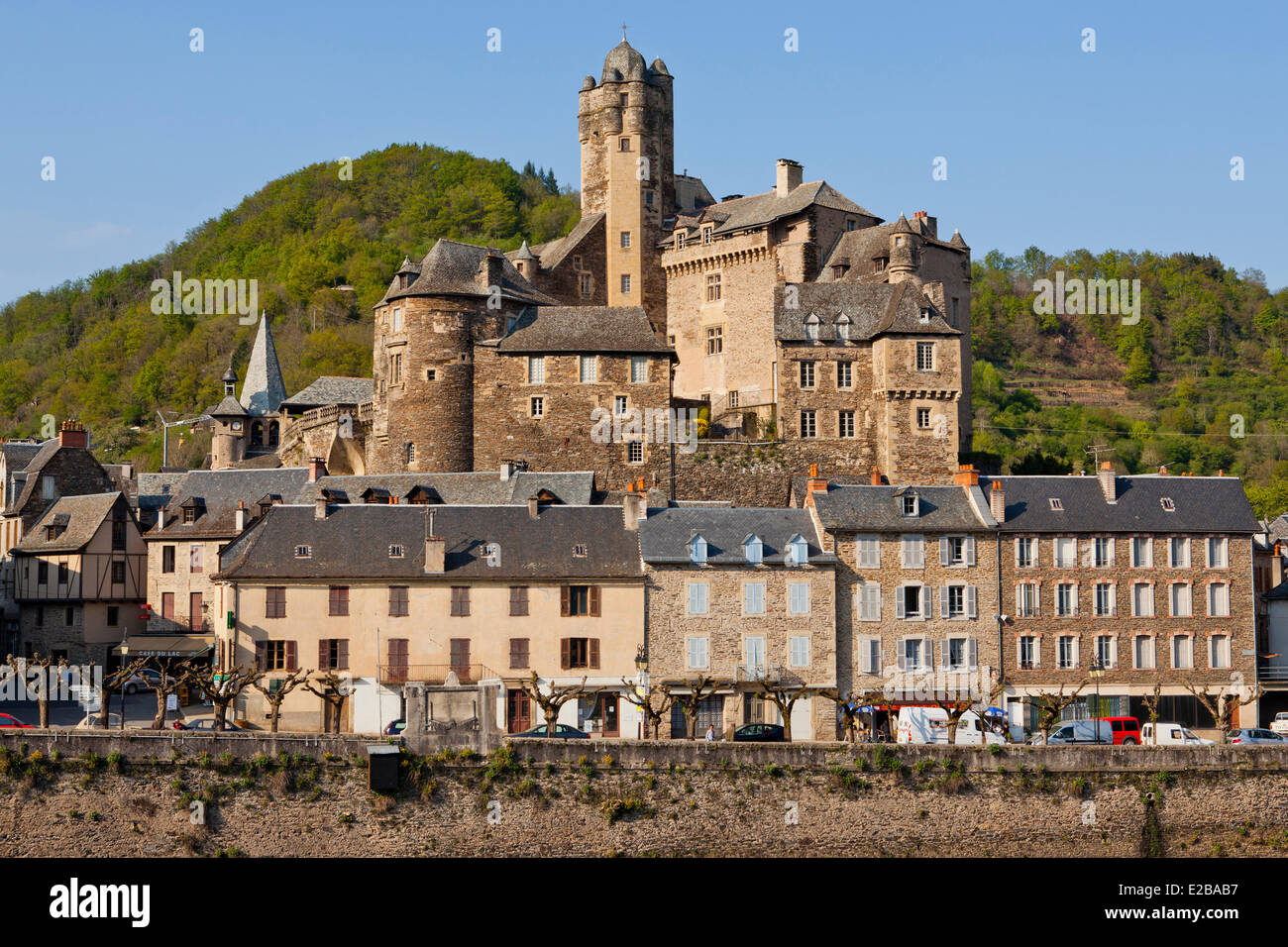 Frankreich, Aveyron, Lot-Tal, Estaing, beschriftete Les Plus Beaux Dörfer de France (schönste Dörfer Frankreichs), ein Anschlag auf el Camino de Santiago, als Weltkulturerbe der UNESCO, Blick auf die Burg aus dem 16. Jahrhundert und die gotische Brücke über Fluss Lot Stockfoto