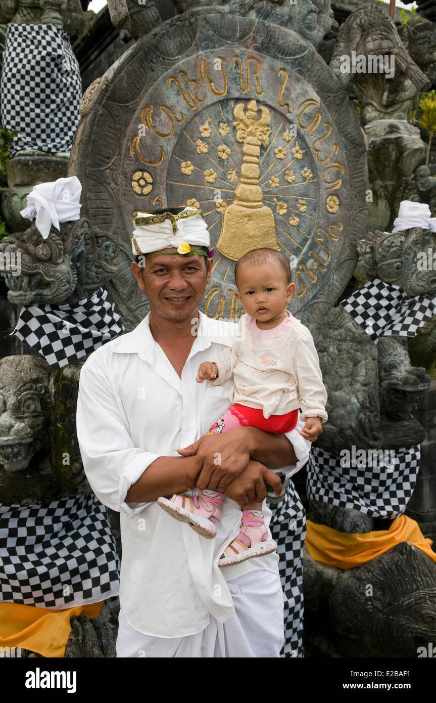 Indonesien, Bali, Besakih Tempel Besakih, Mann, der seine Tochter in seinen Armen hält Stockfoto