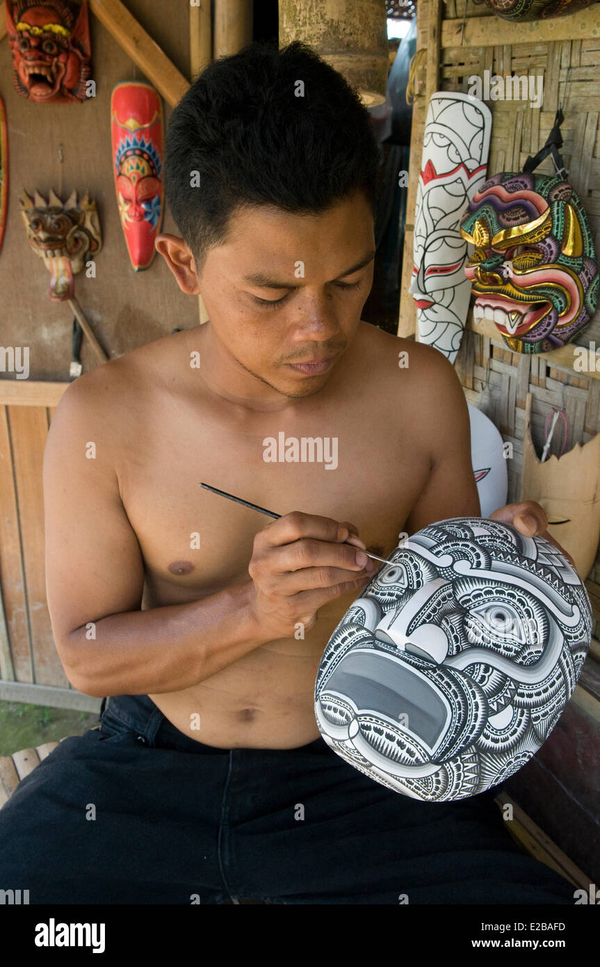 Indonesien, Bali, Ubud, Maler Nyoman Arjana Maske gemalt Maske im Gange Stockfoto