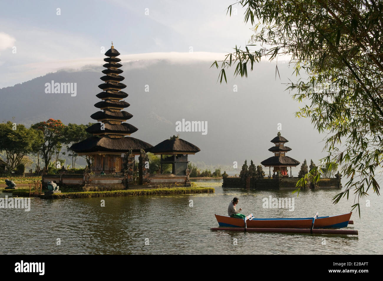 Indonesien, Bali, in der Nähe von Bedugul Tempel Pura Ulun Danu Bratan-See bei Sonnenaufgang Stockfoto