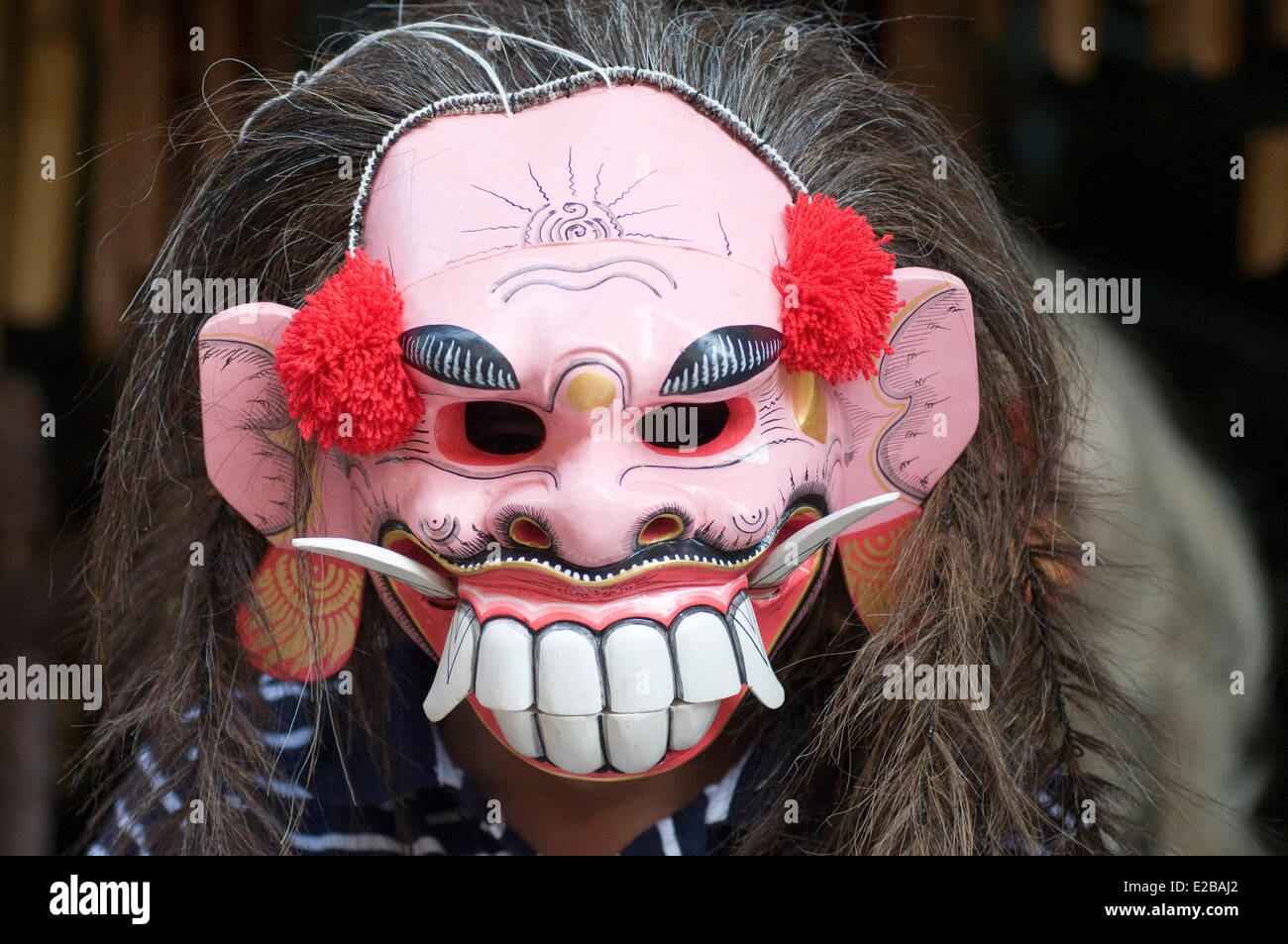 Indonesien, Bali, Ubud, Markt Mann trägt eine bemalte Maske Stockfoto