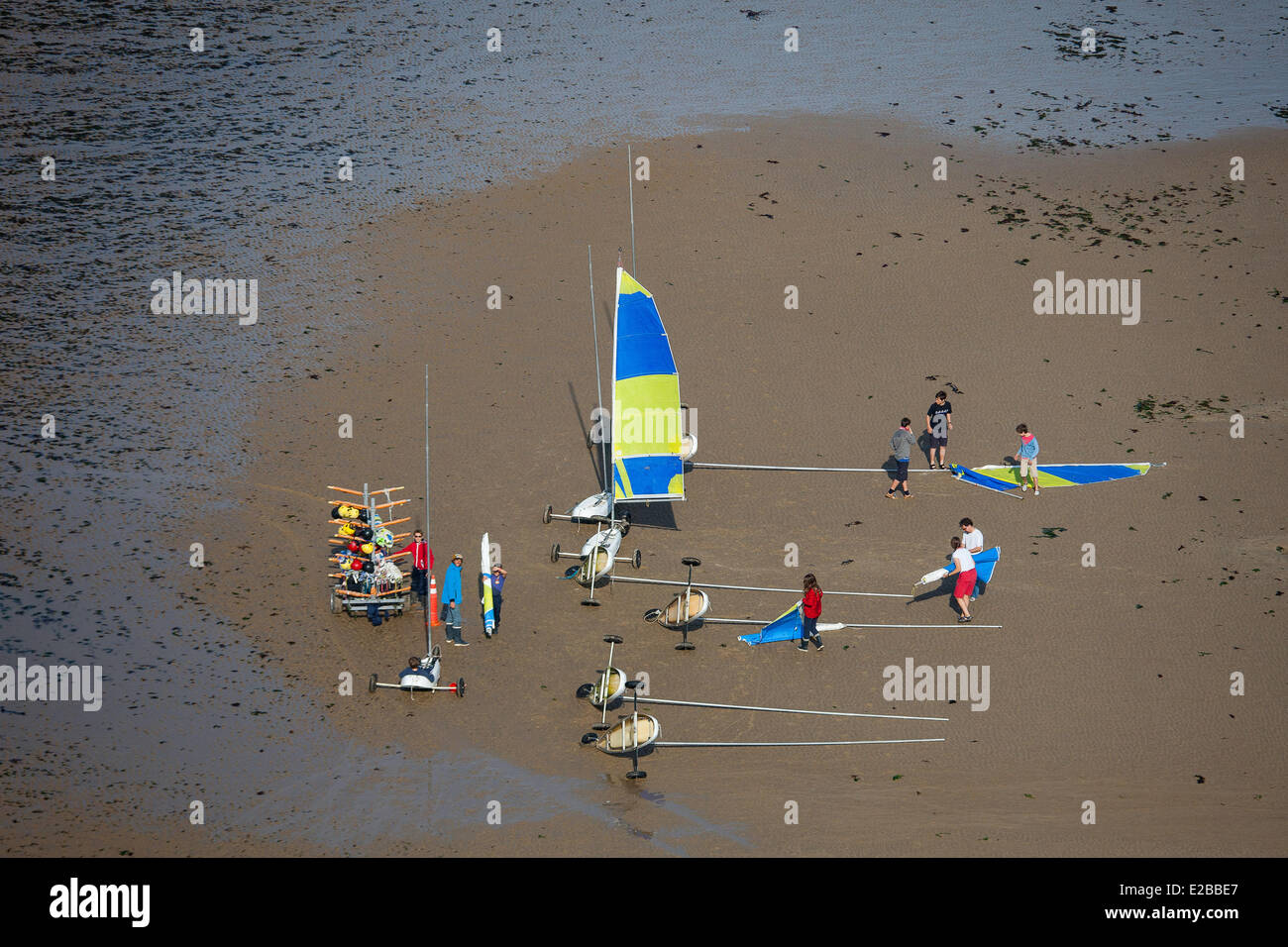 Frankreich, Calvados, Courseulles Sur Mer, Juno Beach, Schule der Strandsegeln (Luftbild) Stockfoto