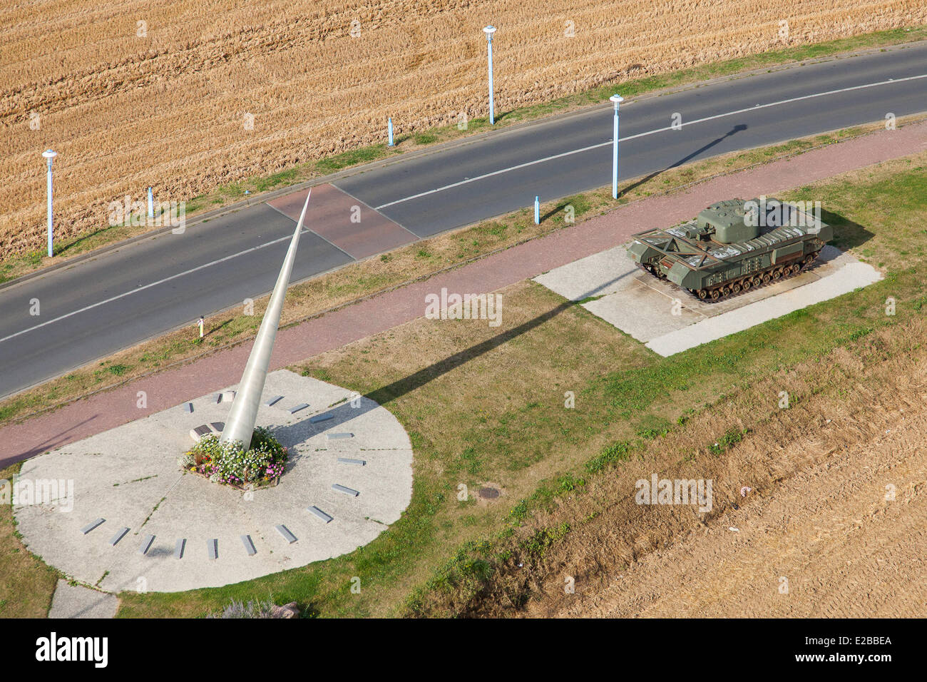 Frankreich, Calvados, Lion-Sur-Mer, britischer Panzer Churchill Avre und Denkmal der Befreiung (Luftbild) Stockfoto