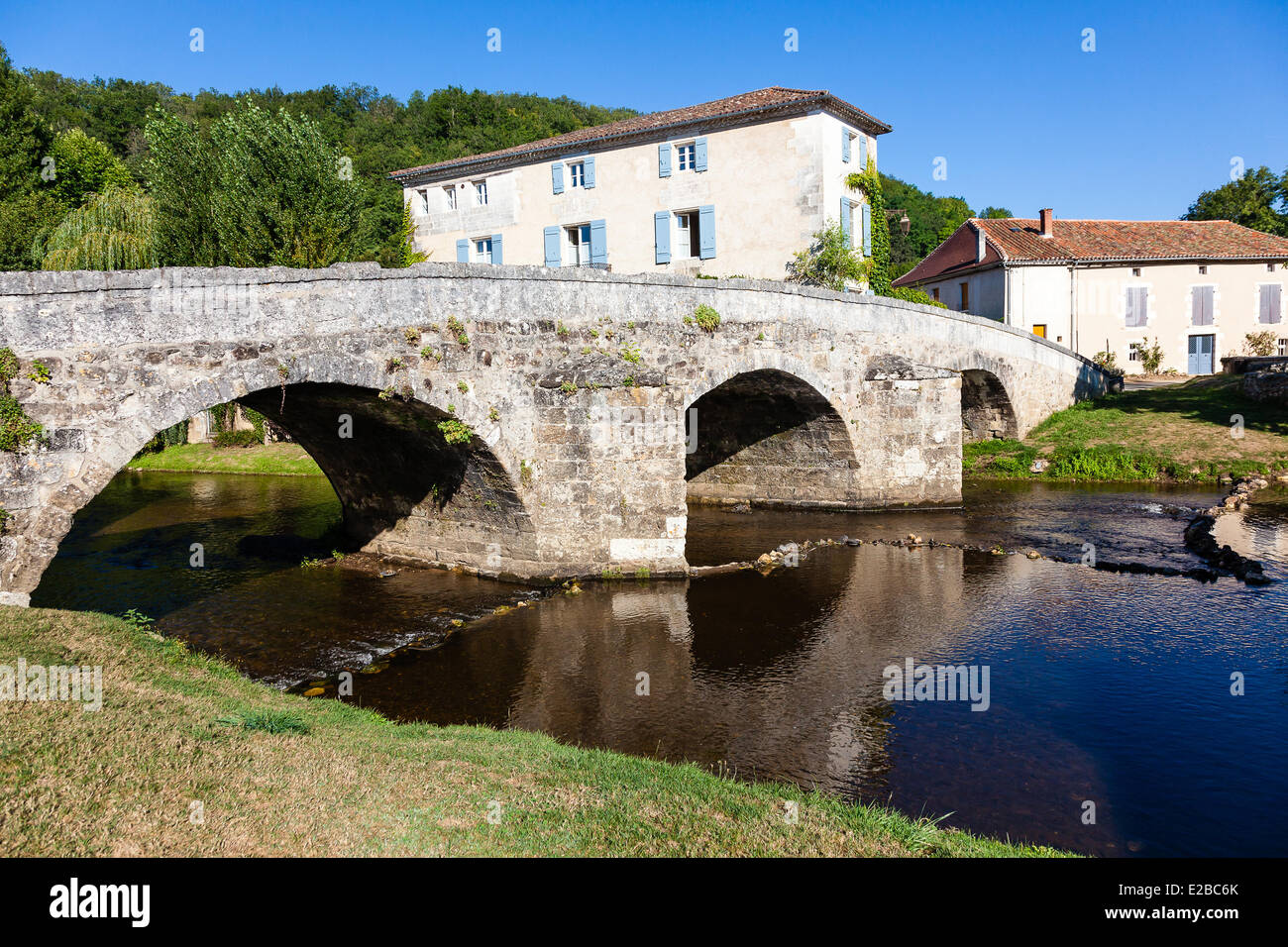 Frankreich, Dordogne, Perigord Vert, Saint Jean de Cole, gekennzeichnet die schönsten Dörfer Frankreichs, Brücke Stockfoto