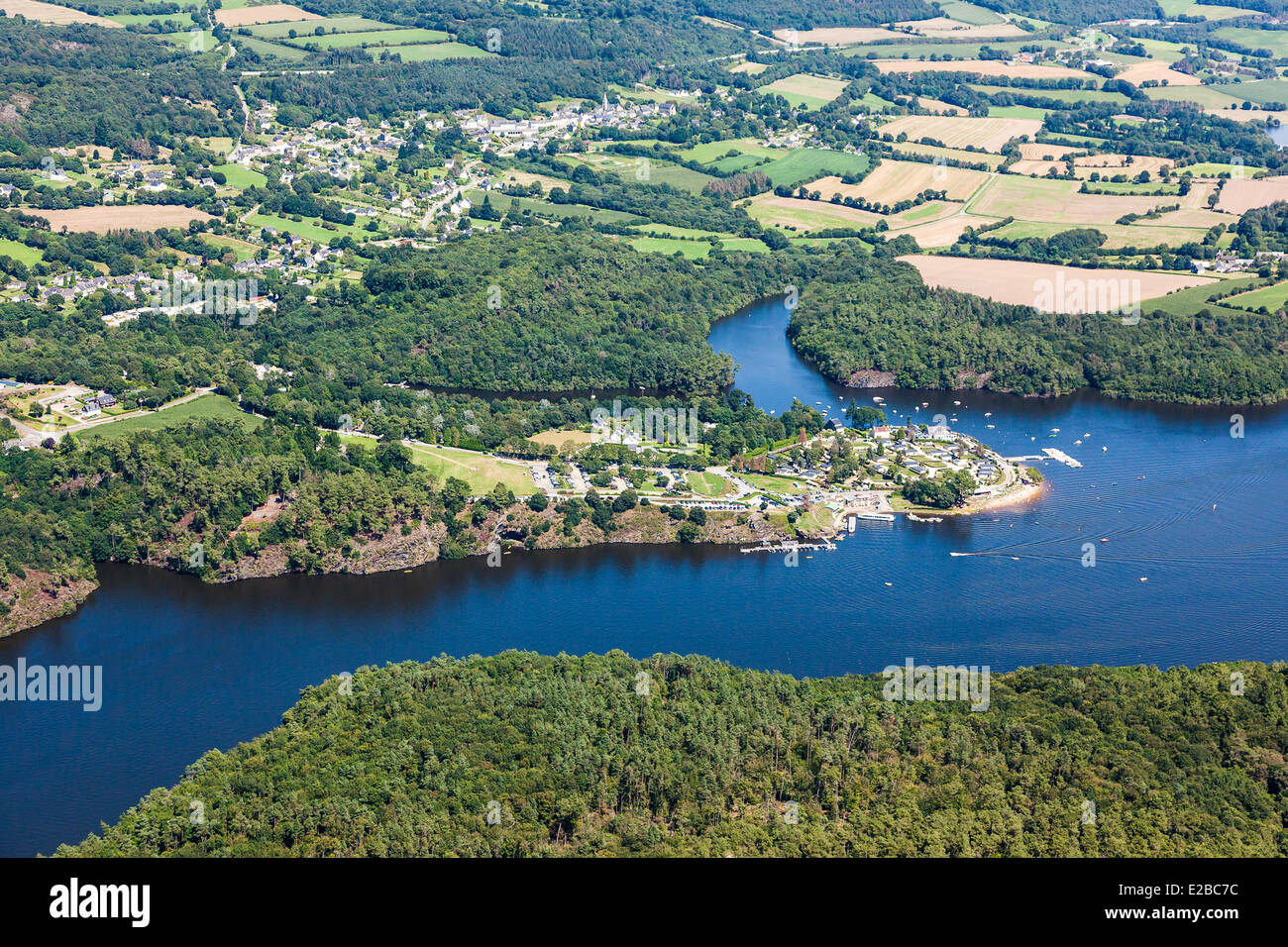Frankreich, Côtes d ' Armor, Caurel, Lac de Guerledan, Beau Rivage-outdoor-Freizeit-Park auf dem See (Luftbild) Stockfoto