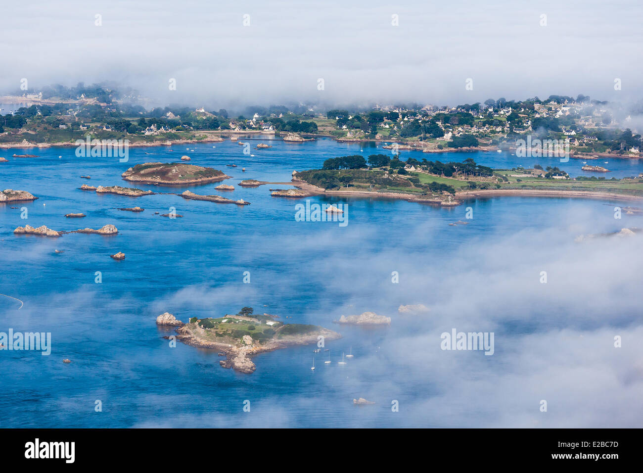 Frankreich, Côtes d ' Armor, Ile de Brehat, Meer Nebel auf Brehat (Luftbild) Stockfoto