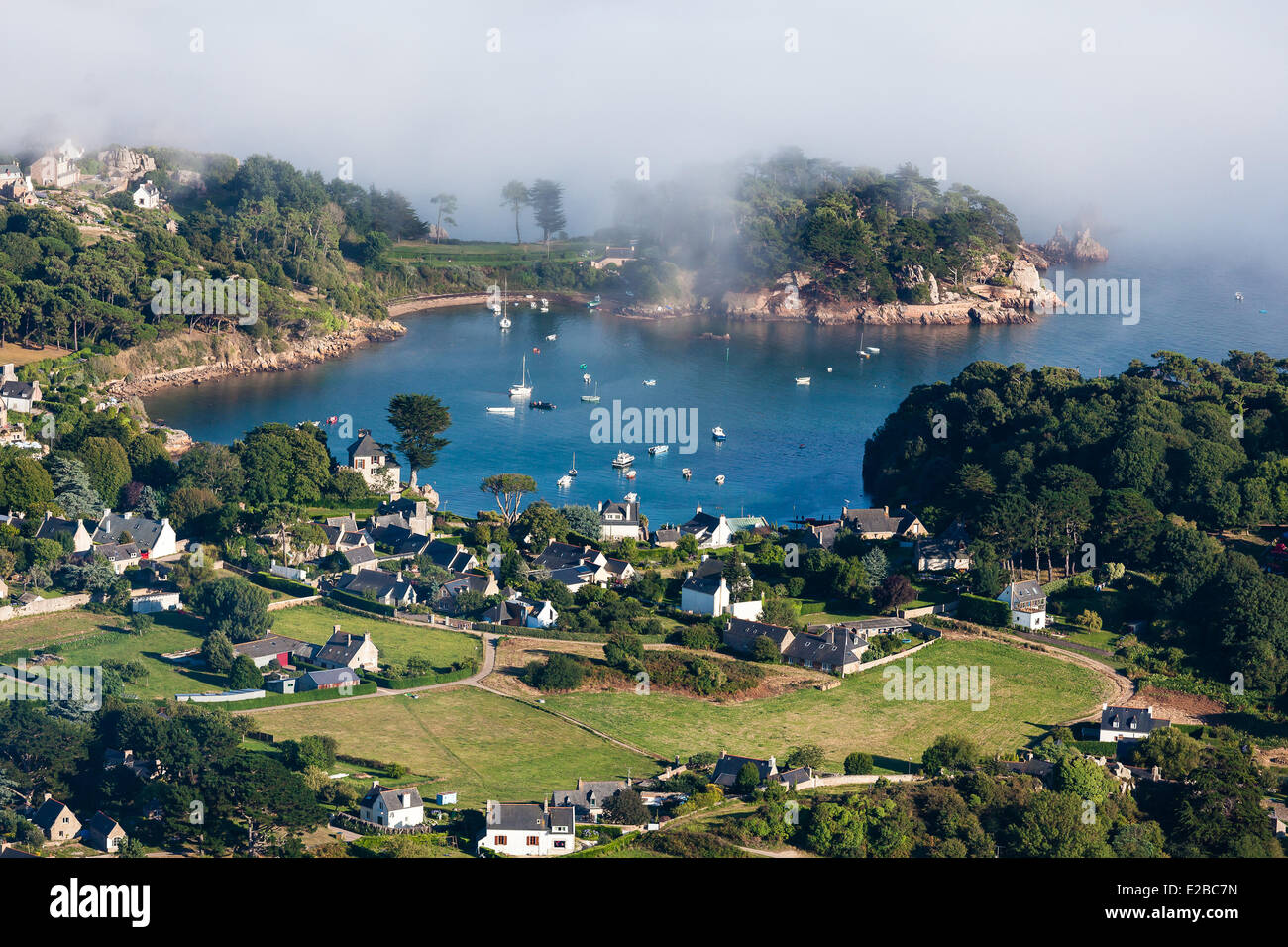 Frankreich, Côtes d ' Armor, Ile de Brehat, Meer Nebel auf Port De La Corderie (Luftbild) Stockfoto
