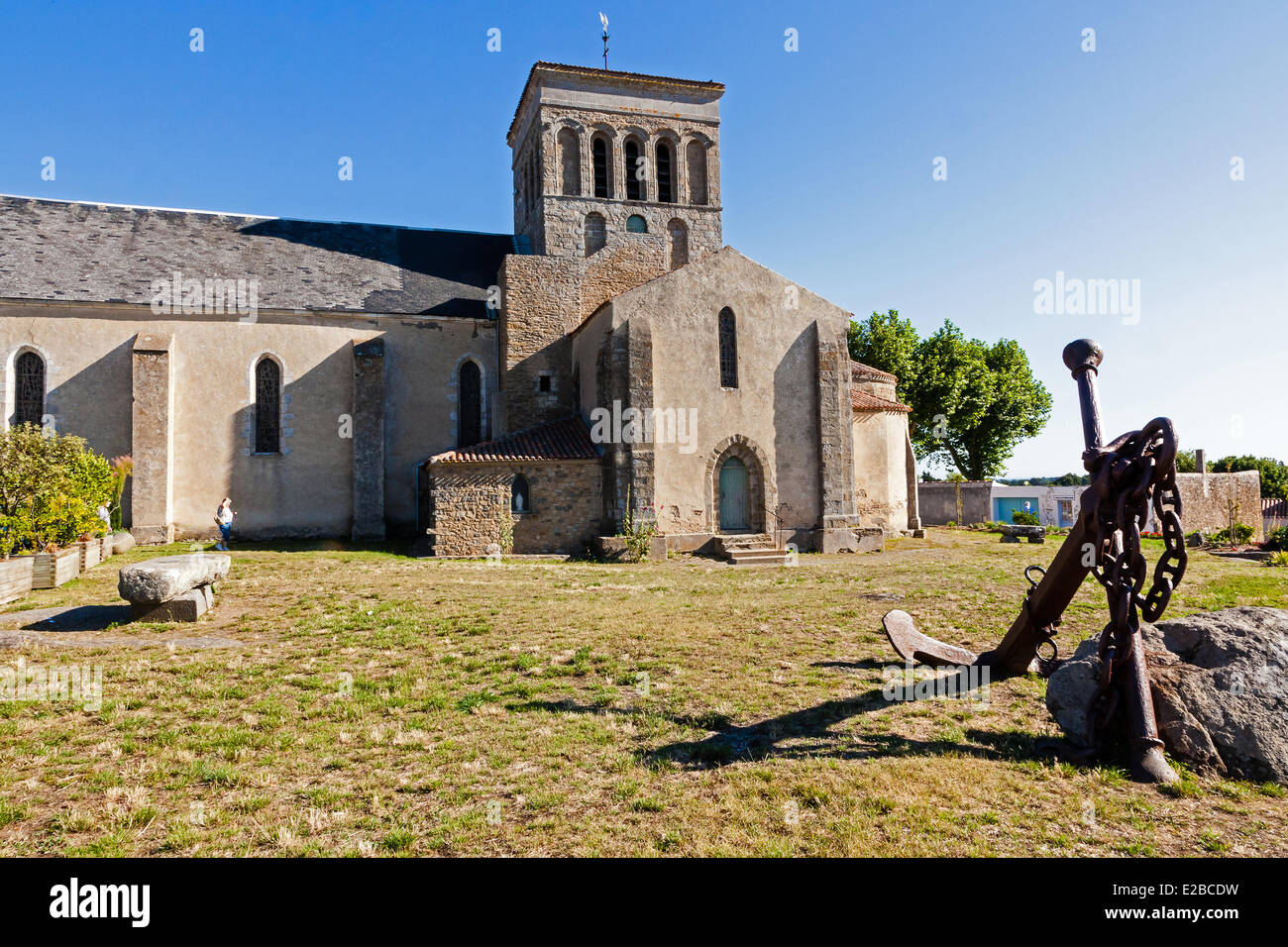 Frankreich, Vendee, Ile d'Yeu, Saint-Sauveur, die Kirche und ein Boot vor Anker Stockfoto